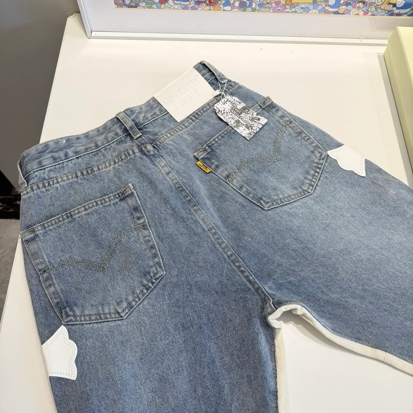 P290 model number: D441 GALLERY DEPT & Chrome hearts, multi-leather white cross loose washed flared jeans, truly restoring the ultimate vintage texture. The original hardware accessories, washed and other elevators, QR code analysis are all purchased from the original factory, with high degree of restoration. You are welcome to compare the products~ Three-dimensional version, loose and comfortable, not picky about the figure, tall and slim, factory Seiko, original factory quality control, same style for men and women, can be matched with couples, versatile recommendation Jeans that are a must-have for all seasons. Trendy people have been disappointed. From the quality selection of fabrics, the tailoring of details, and the matching of patterns, they are all impeccable! The upper body is so handsome when worn...it can be easily worn by men, women and children! The craftsmanship is made of heavy-duty washed pure cotton denim fabric. After washing, it is soft and thick. It is very stylish when worn. Size: 28, 30, 32, 34, 36 (S-XXL) Color: Stitching Size reference # 28 trouser length 100 waist 72 30 trouser length 102 waist 76 32 trouser length 104 waist 80 34 trouser length 106 waist 84 36 pants length 108 waist circumference 88